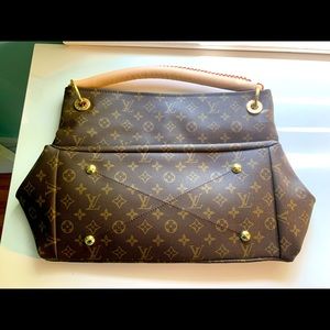 Louis Vuitton Artsy monogram handbag